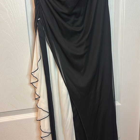 City Triangles Black and White Side Slit Halter Dress Size 13 - Picture 7 of 8
